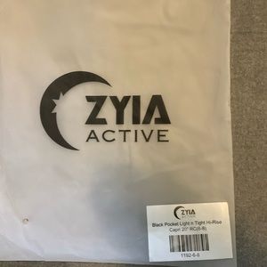 Zyia active. Black pocket light n tight hi rise Capri 20”. Size 6-8. New w/tags